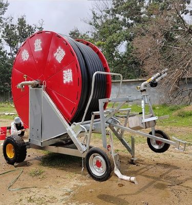 Irrigatore di viaggio agricolo durevole Macchina di irrigazione a bobina di tubo rigido con sprinkler a grande impatto