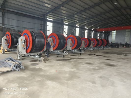 Irrigatore di viaggio agricolo durevole Macchina di irrigazione a bobina di tubo rigido con sprinkler a grande impatto