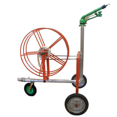 Camion per l'irrigazione di terreni agricoli mobili, bobine di tubi da giardino e sprinkler per pistole a pioggia pesante