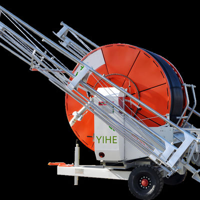 Sistema di truss boom per l'irrigazione agricola nelle aziende agricole