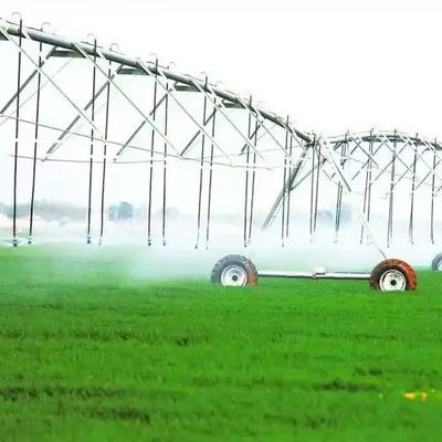 Aziende agricole senza eguali con centri di risparmio idrico, irrigatori pivotanti e motore