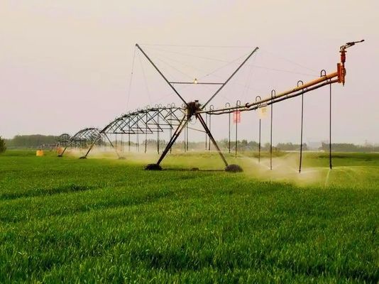 Aziende agricole senza eguali con centri di risparmio idrico, irrigatori pivotanti e motore