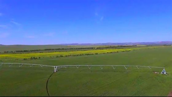Aziende agricole senza eguali con centri di risparmio idrico, irrigatori pivotanti e motore