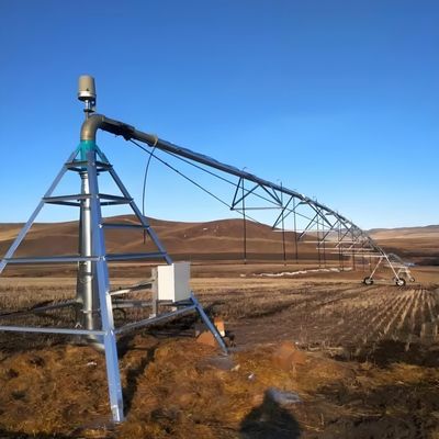 Agricoltura metallica Sistema di irrigazione a perno centrale Irrigatore a spruzzatura laterale solare o mobile per grandi aziende agricole