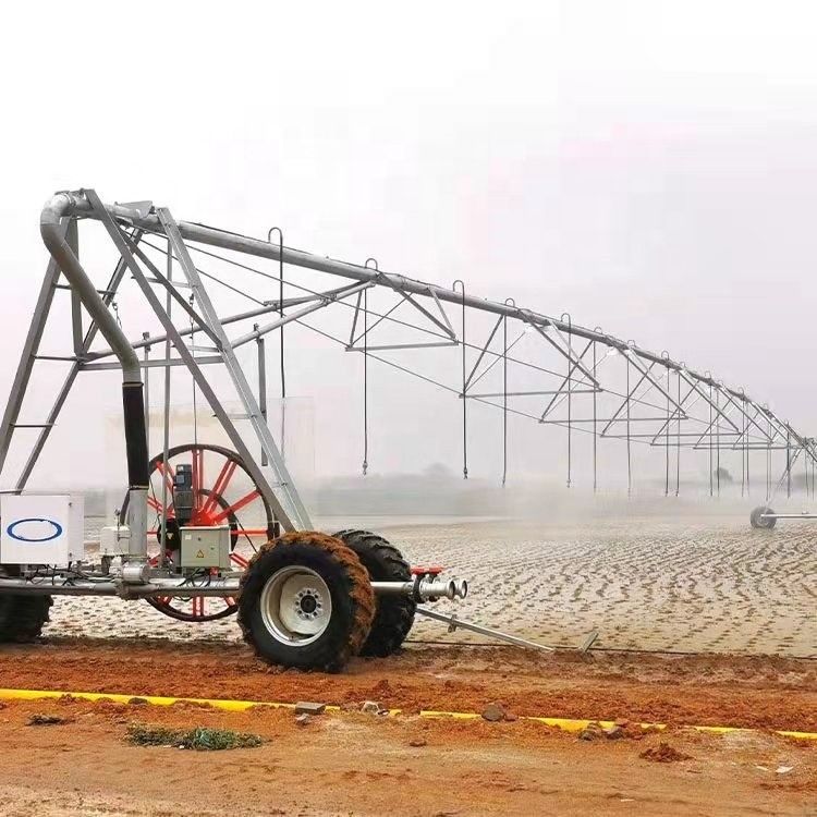 Agricoltura rivoluzionaria ed ecocompatibile Fattoria di patate Alfalfa Campo Centro Sistema di irrigazione pivotato con energia solare